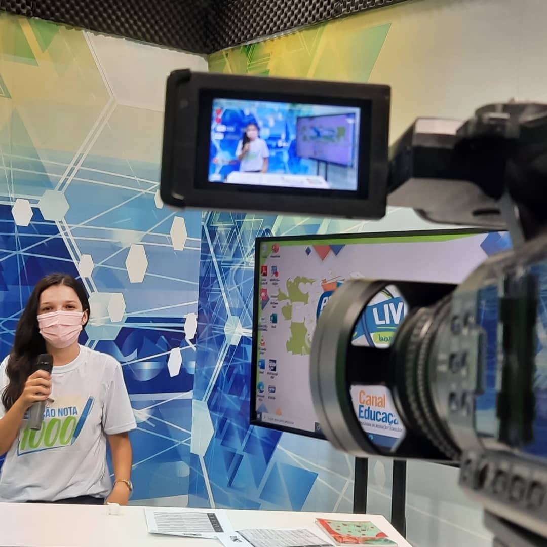Apresentadora jovem em estúdio de transmissão educacional ao vivo