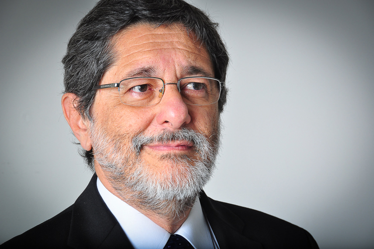 Retrato de Homem Maduro de Óculos e Barba Grisalha