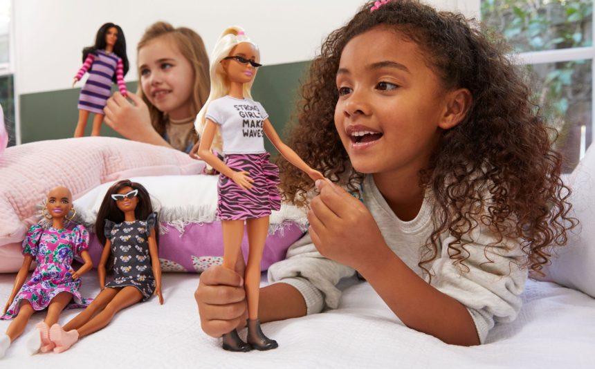 Meninas brincam felizes com bonecas Barbie diversas