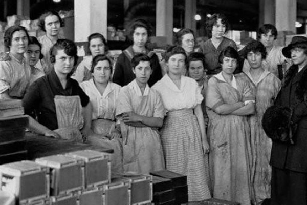 Mulheres Trabalhadoras em Fábrica: Imagem Histórica da Luta Operária