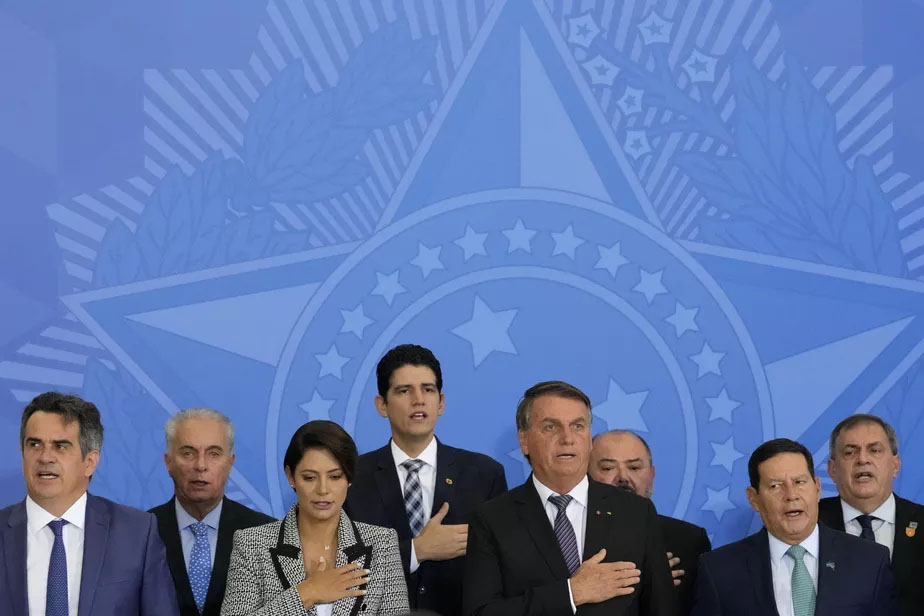 Cerimônia Oficial: Lideranças Brasileiras em Ato Cívico