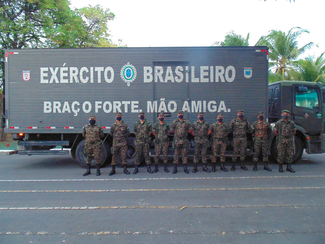 Exército Brasileiro: Militares em Frente a Caminhão de Apoio