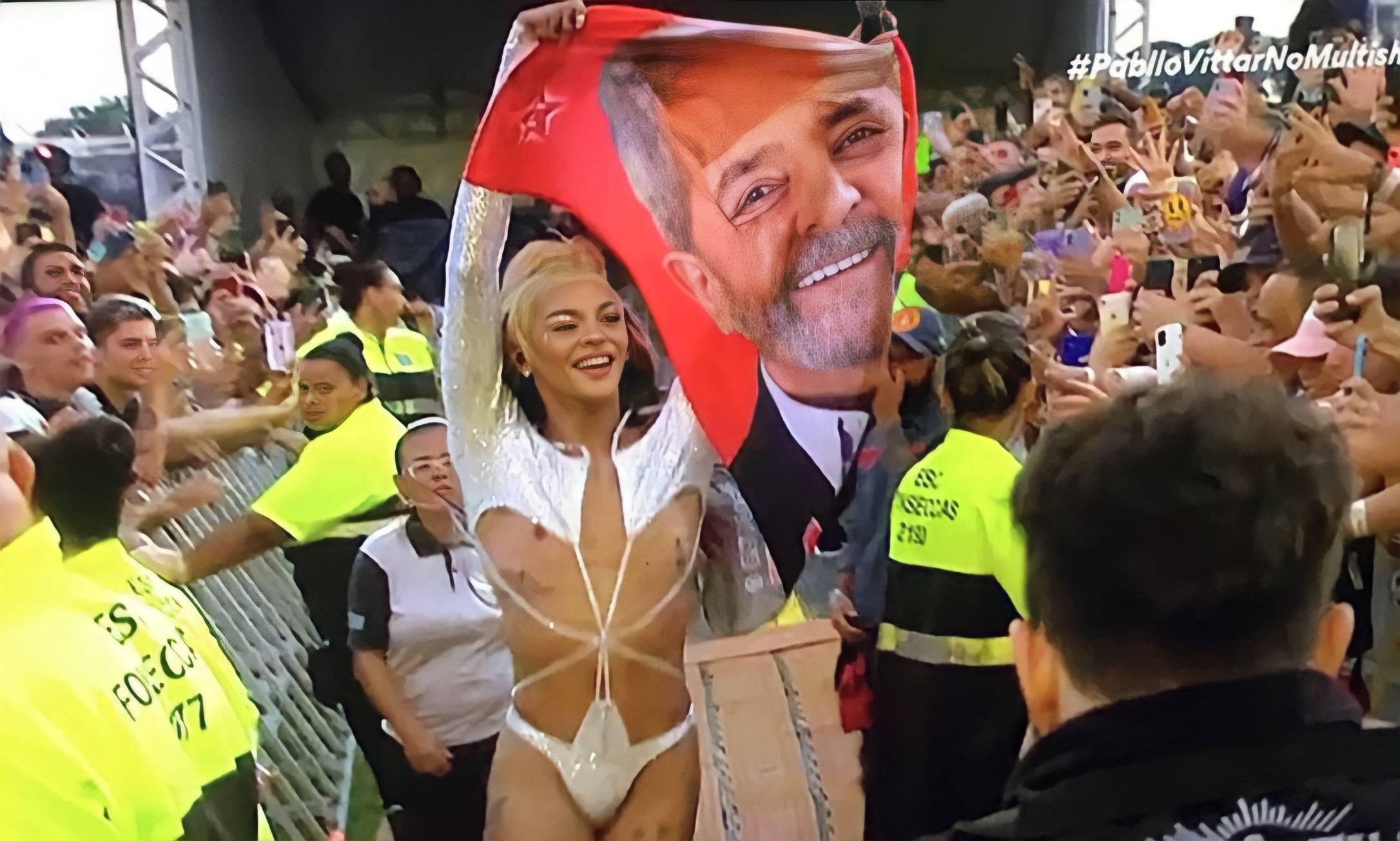 Pabllo Vittar celebra Lula com bandeira em show