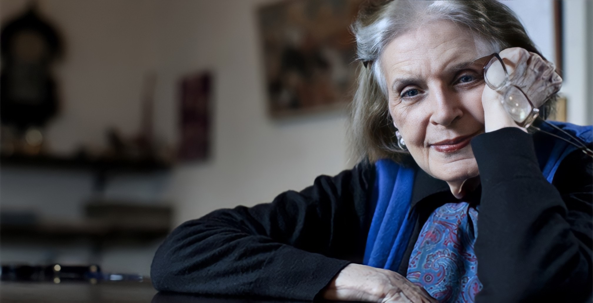 Retrato de Mulher Sênior: Sabedoria e Reflexão