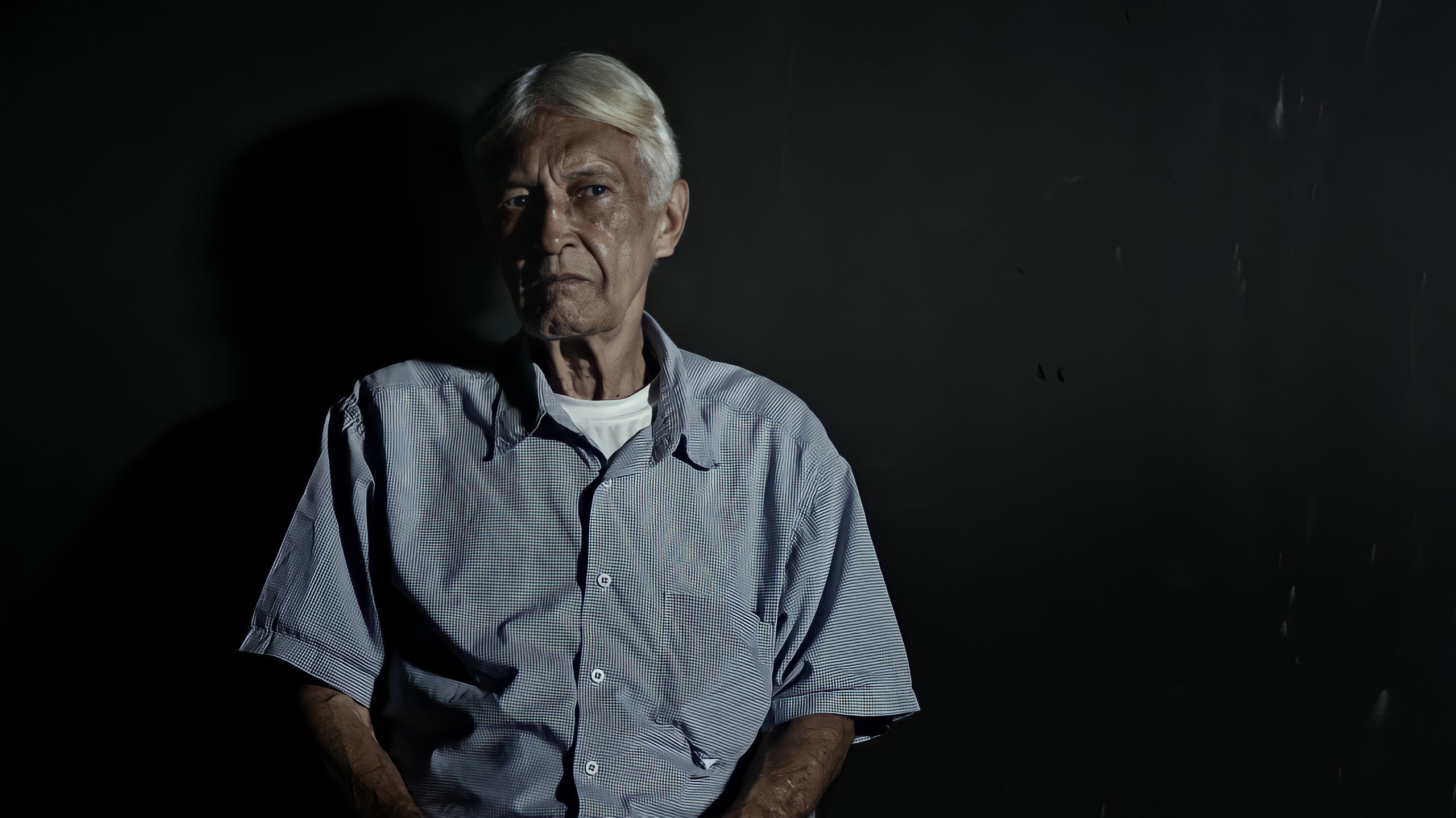 Retrato: Homem Idoso, Olhar Profundo e Reflexivo