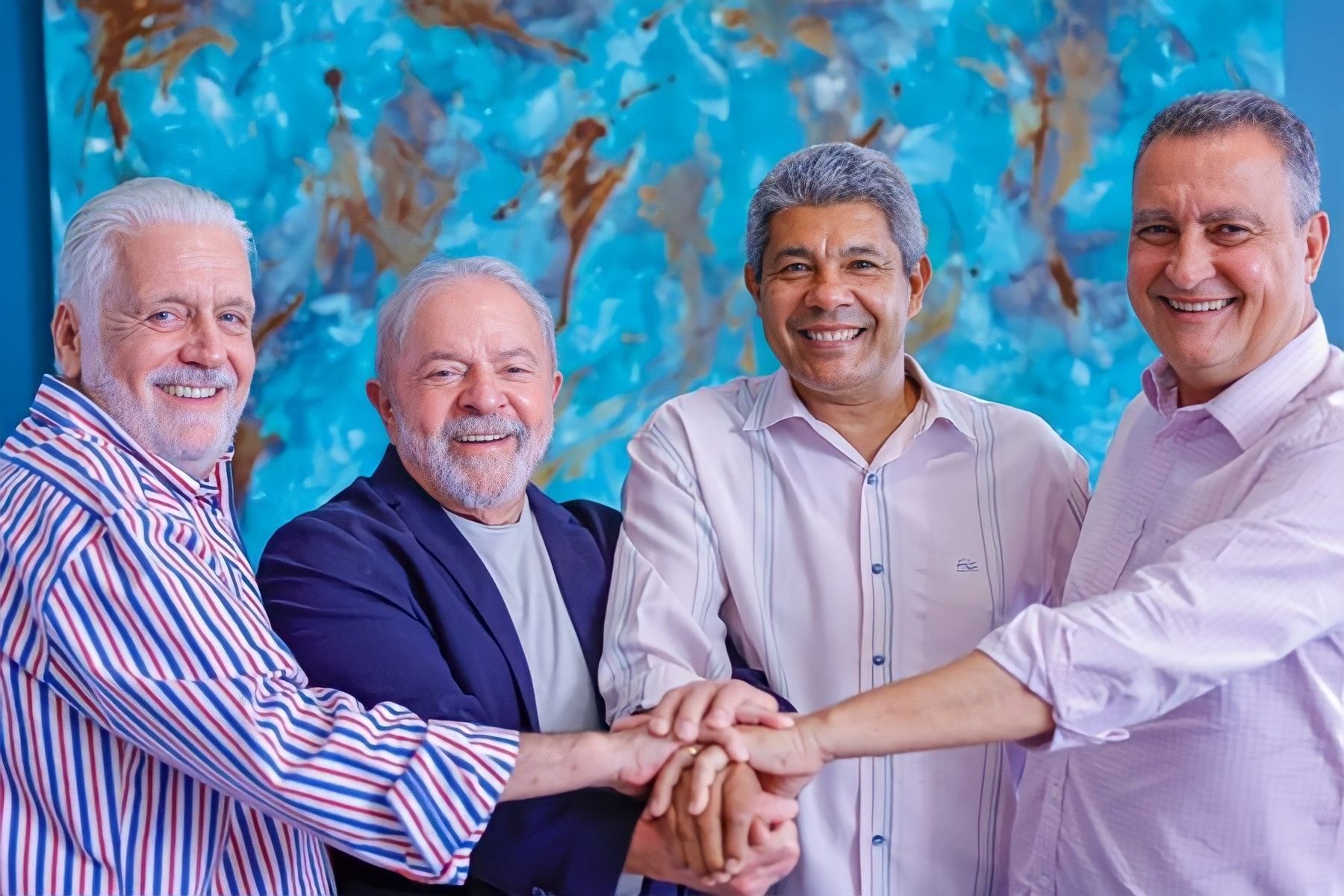 Líderes Políticos Unem Mãos em Sinal de Colaboração