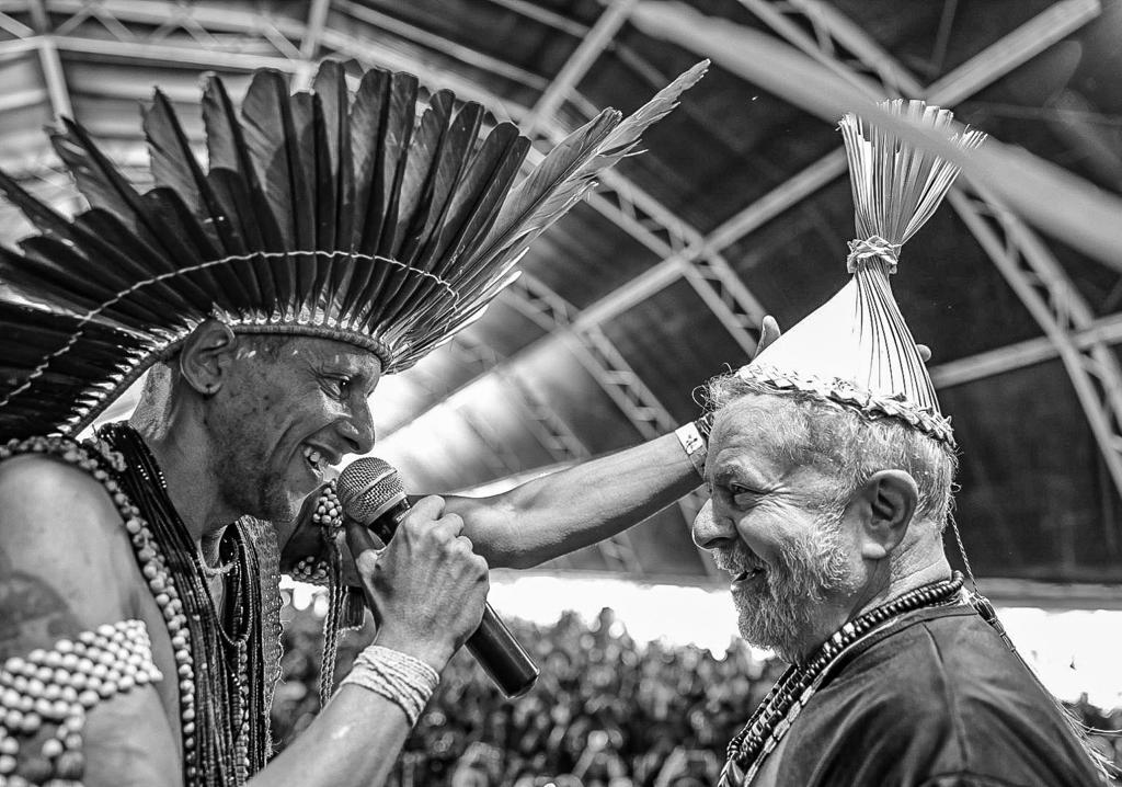 Lula e líder indígena: alegria, diálogo e cultura