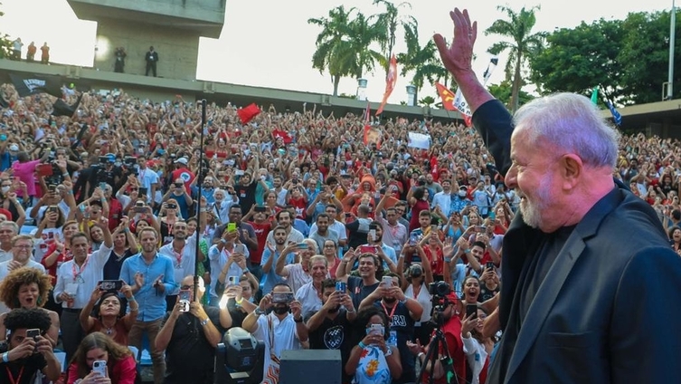 Lula Saúda Multidão Entusiasmada em Evento Político