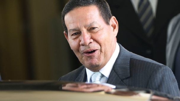 Hamilton Mourão em Foco: Expressão e Liderança