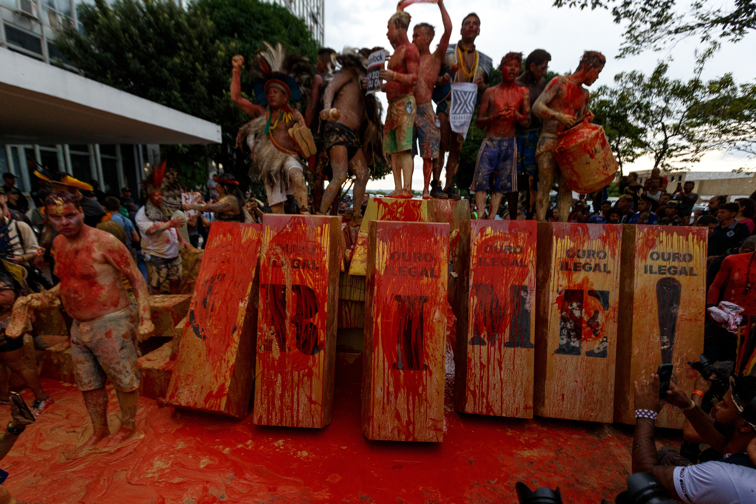 Protesto indígena: Ouro ilegal e devastação ambiental