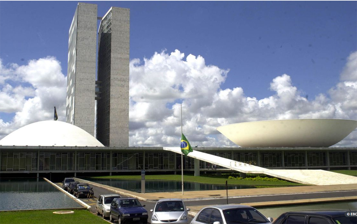 Congresso Nacional com Bandeira a Meio Mastro