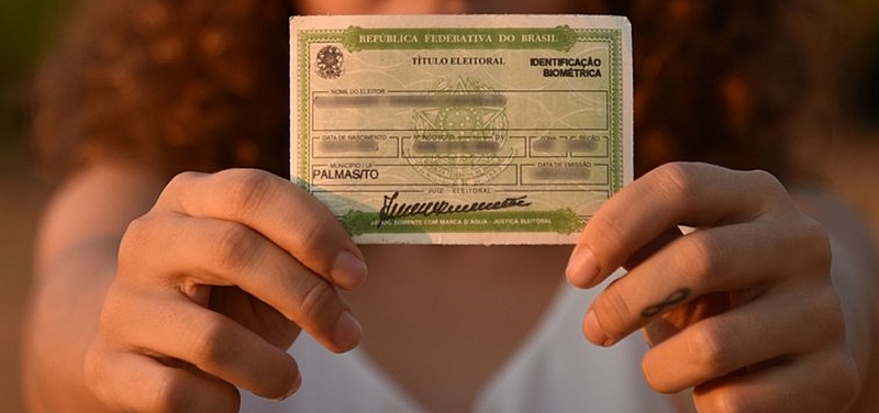 Título Eleitoral Brasileiro exibido, símbolo da cidadania.