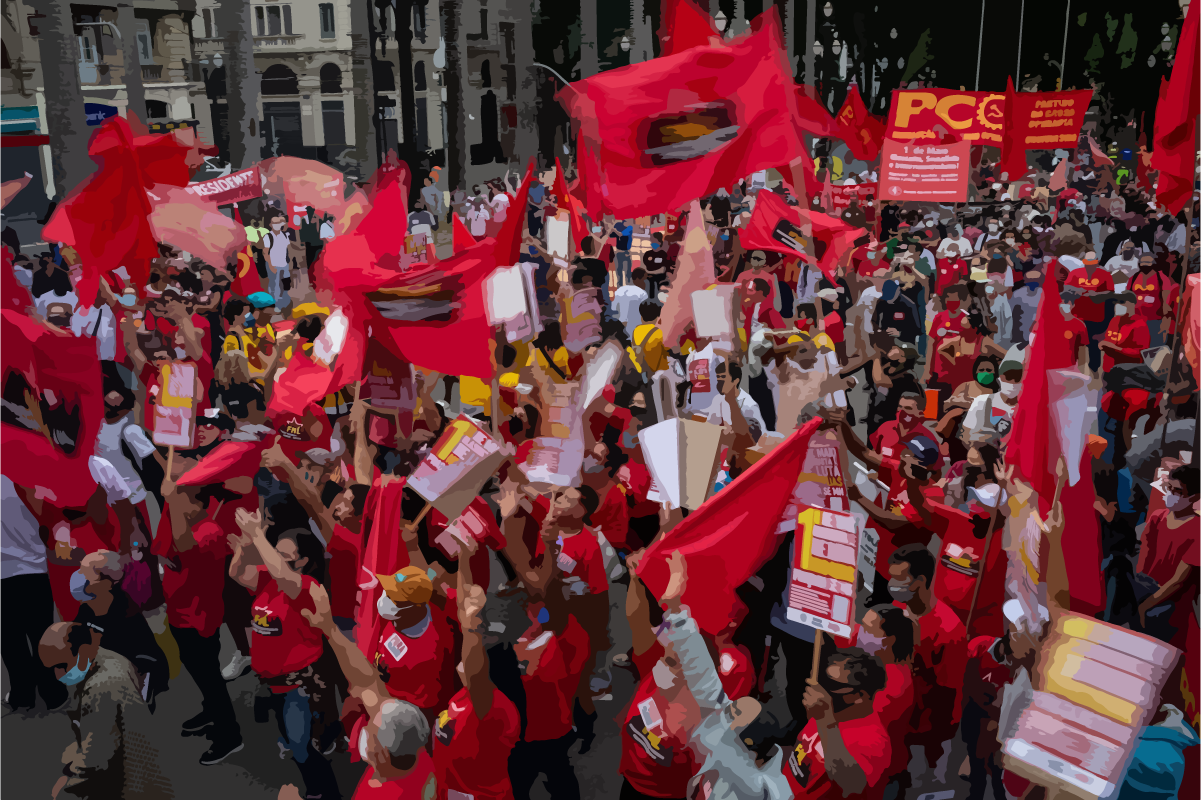 Multidão em Manifestação Política com Bandeiras Vermelhas