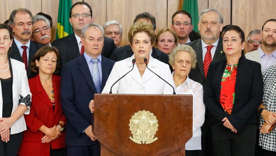 Dilma Rousseff e aliados em pronunciamento presidencial
