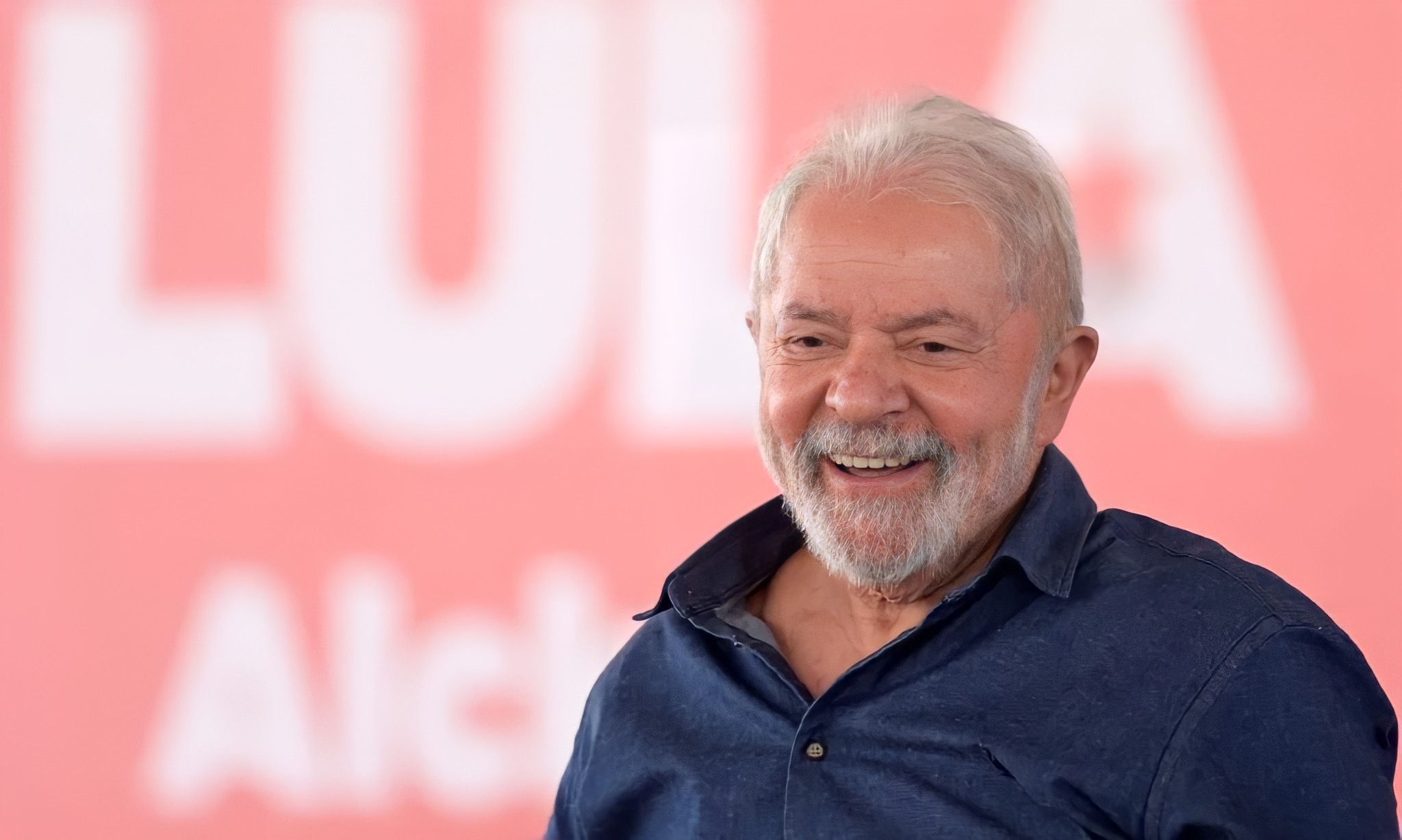 Lula sorrindo com confiança em evento de campanha