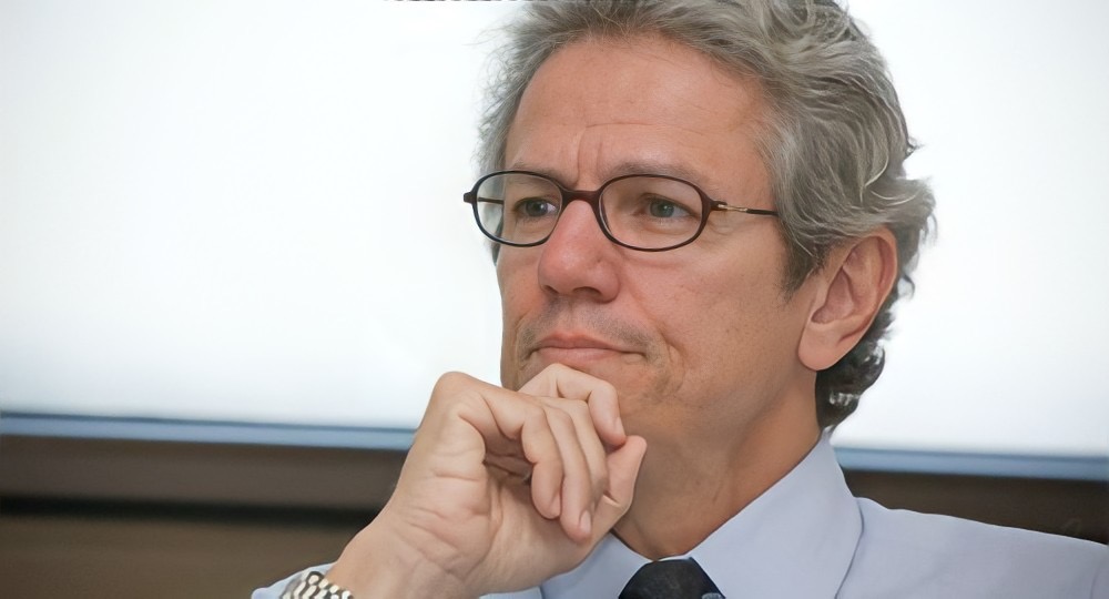 Homem de Óculos Pensativo: Reflexão e Análise Profissional