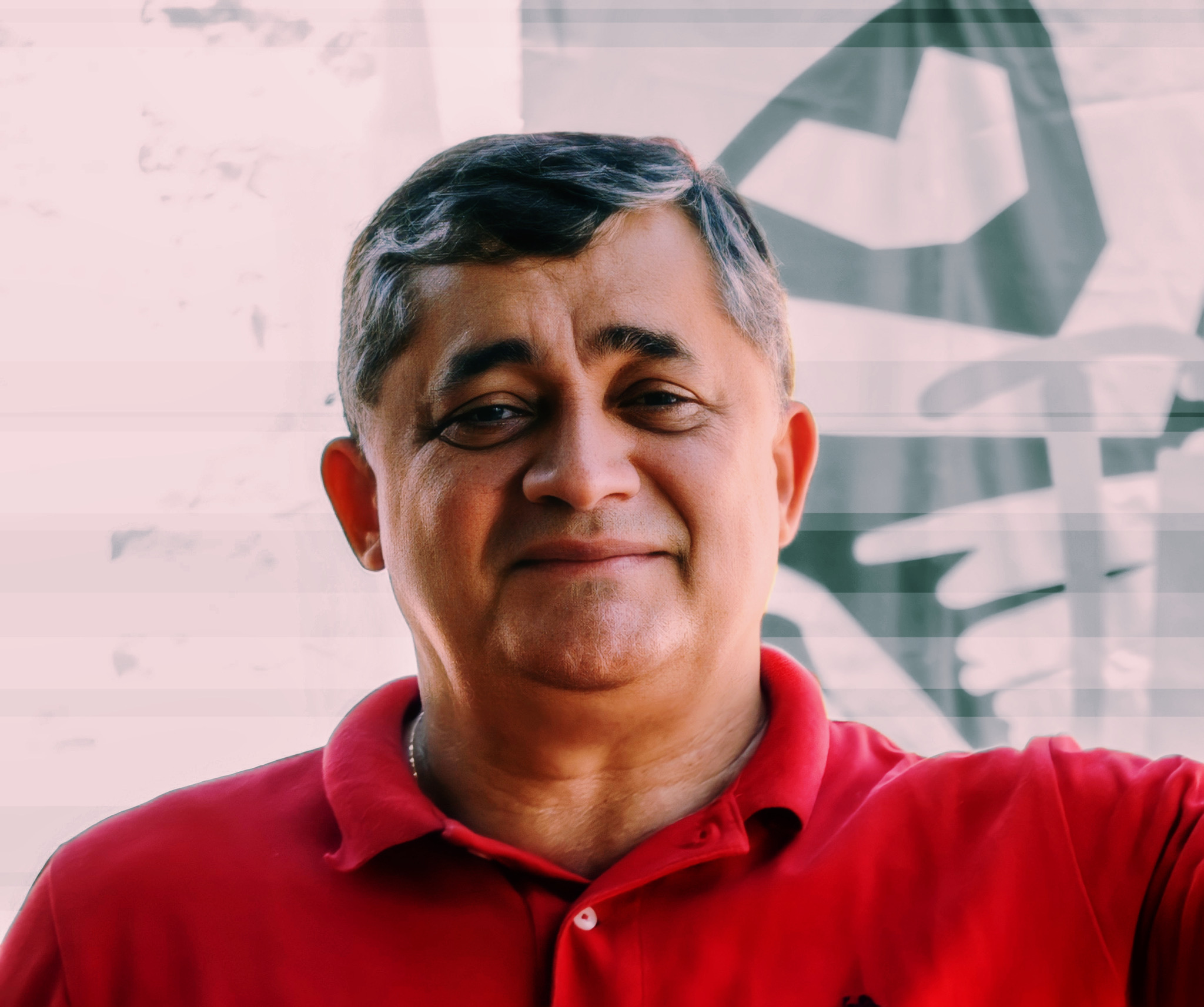 Retrato: Homem em Polo Vermelho, Semblante Acolhedor