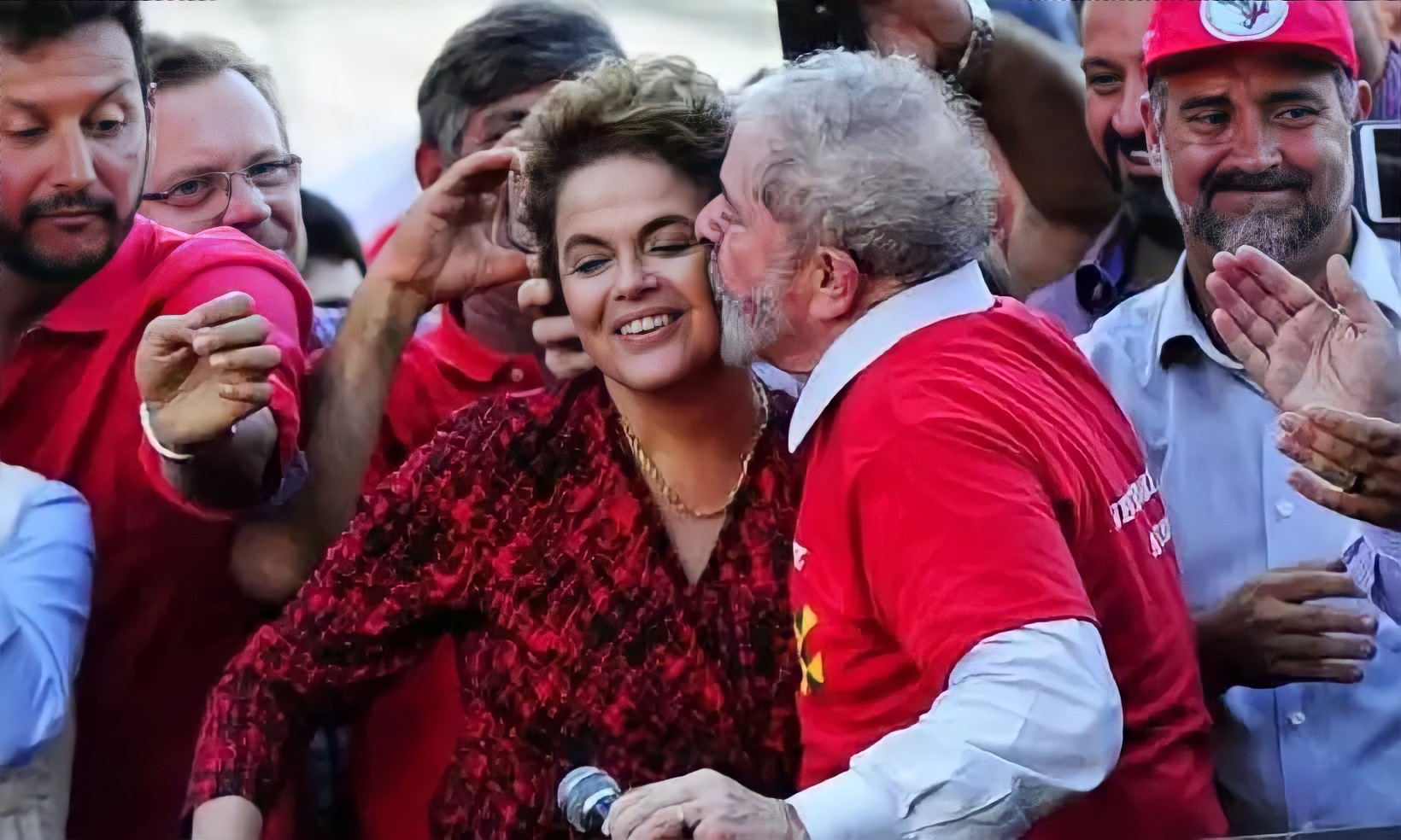 Lula e Dilma: Afeto e União em Ato Político