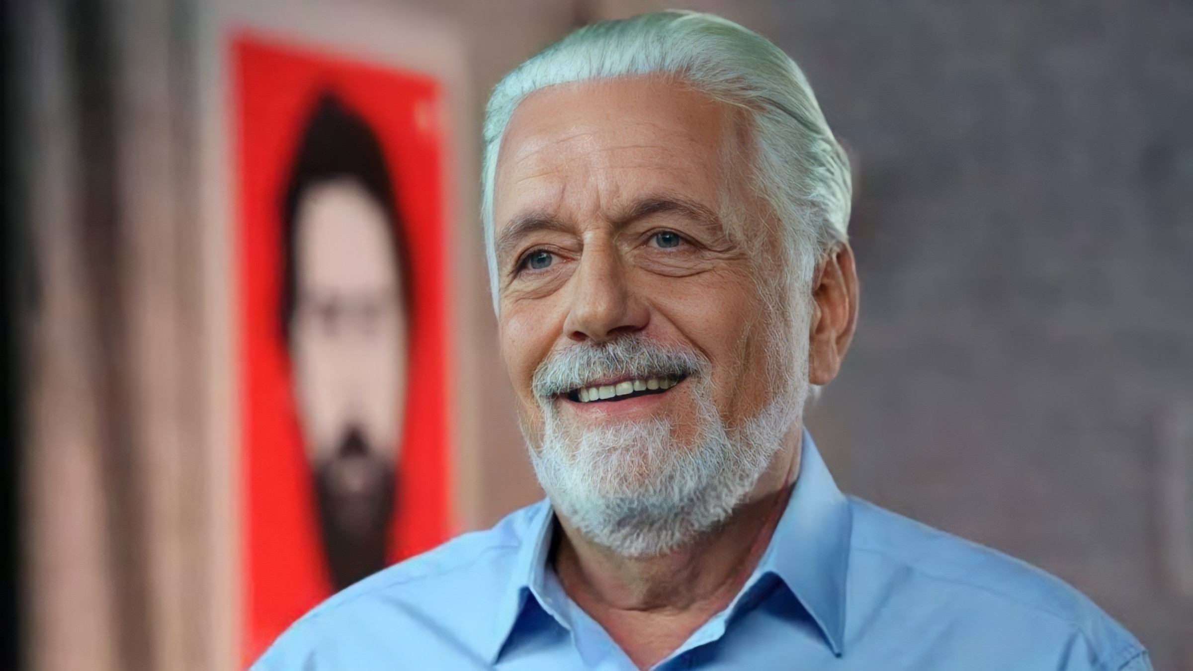 Homem de Cabelos Brancos Sorri em Fundo Vermelho