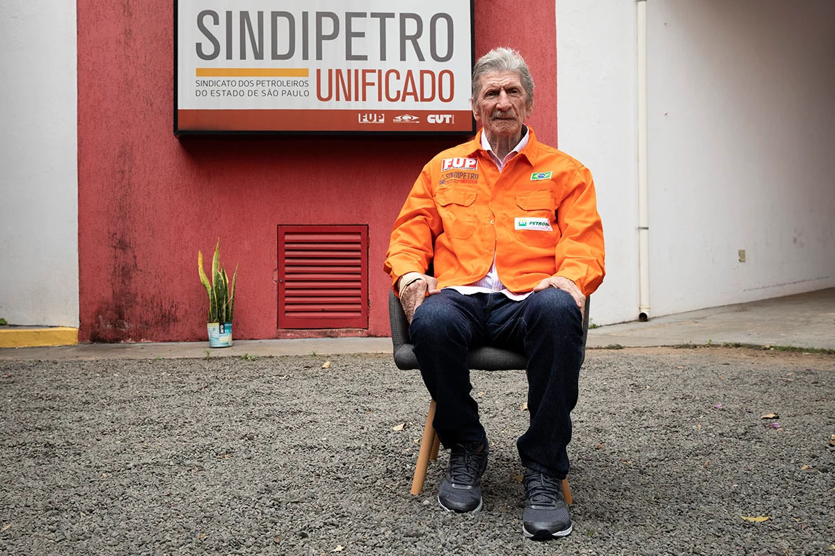 Veterano Petroleiro Sindicalista: Rosto da Luta Unificada.