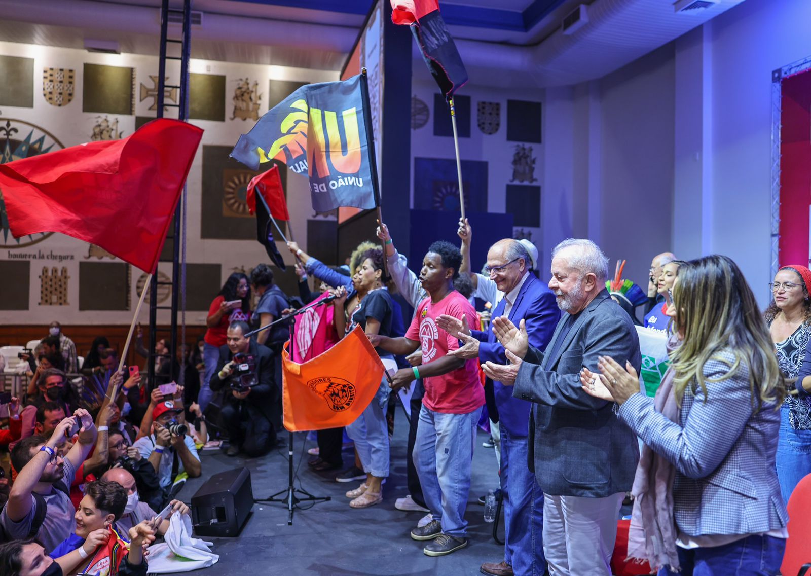 Lula e Alckmin celebram em evento político com militância