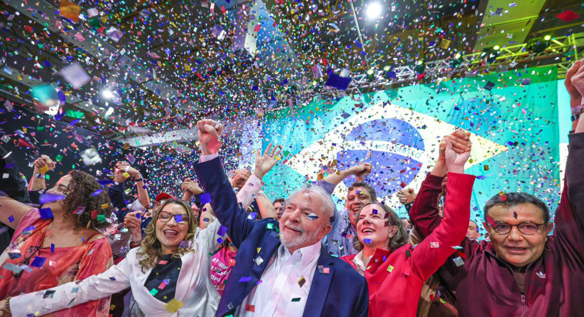 Lula celebra vitória com apoiadores sob chuva de confetes