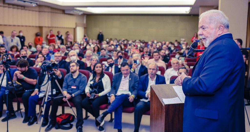 Lula discursa em evento político com plateia atenta