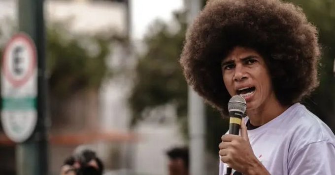Jovem Ativista com Afro Discursa: Força e Urgência