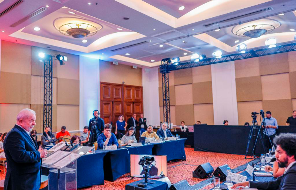 Lula discursa em evento político-social: engajamento e diálogo