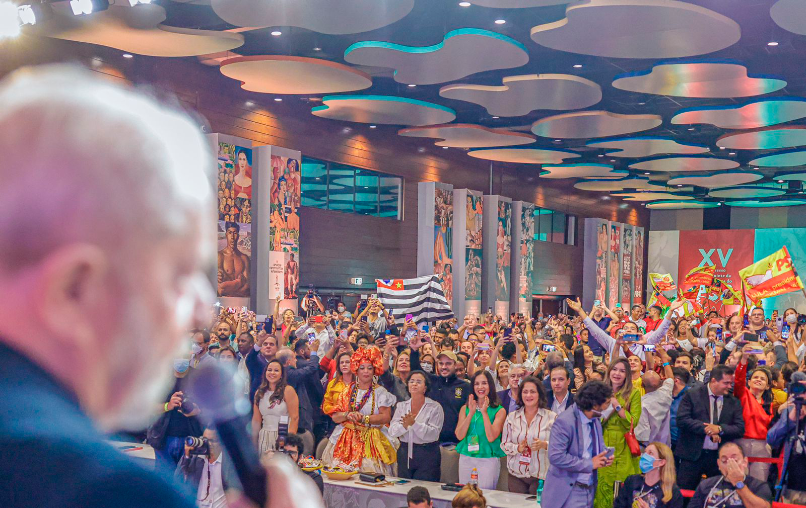 Lula e Multidão Entusiasta em Evento Político