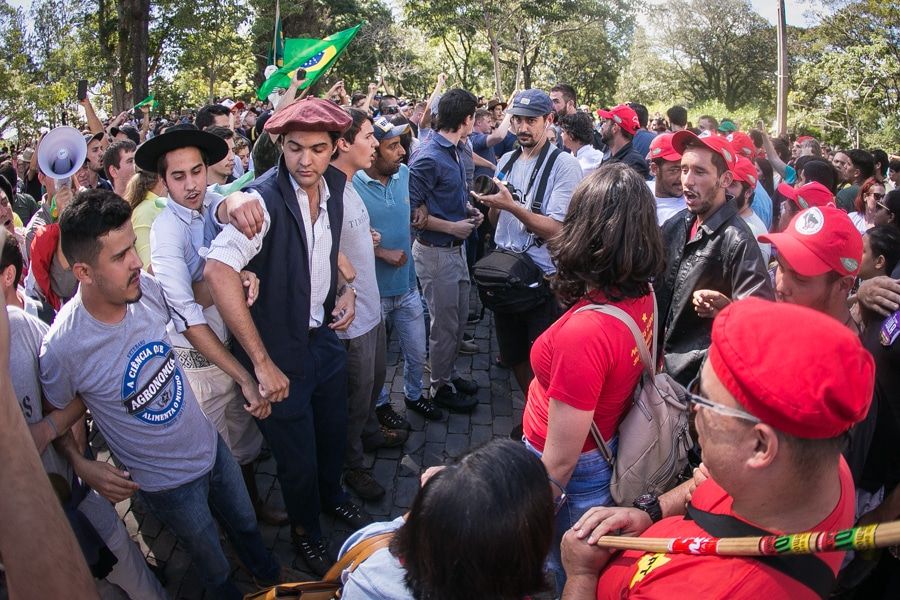 Confronto Político em Manifestação de Rua no Brasil