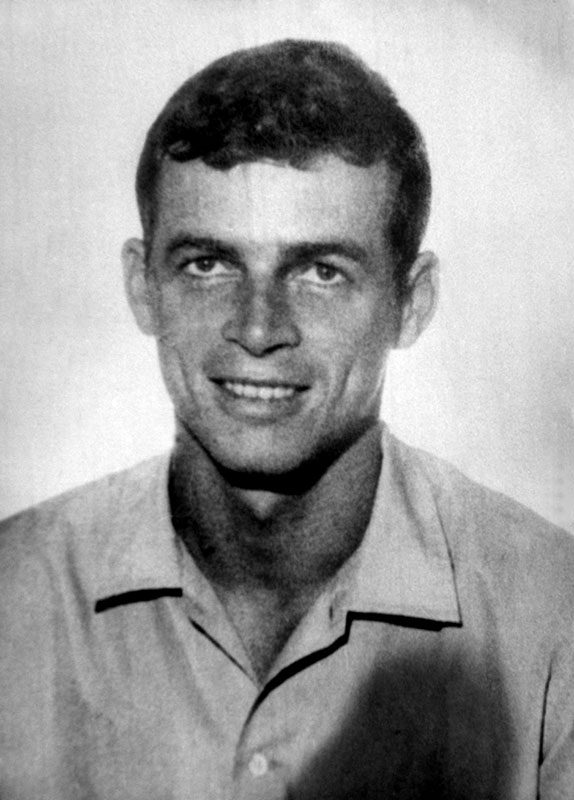 Retrato Clássico de Jovem Homem Sorrindo P&B