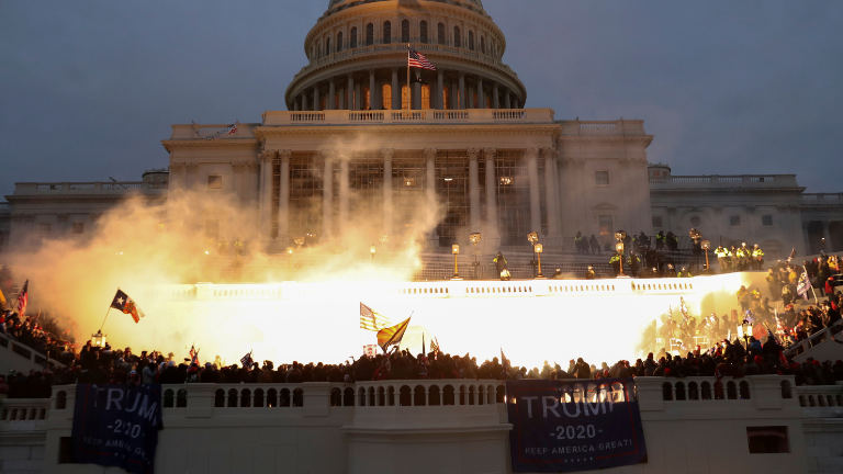 Capitólio dos EUA: Protesto, Fumaça e Tensão