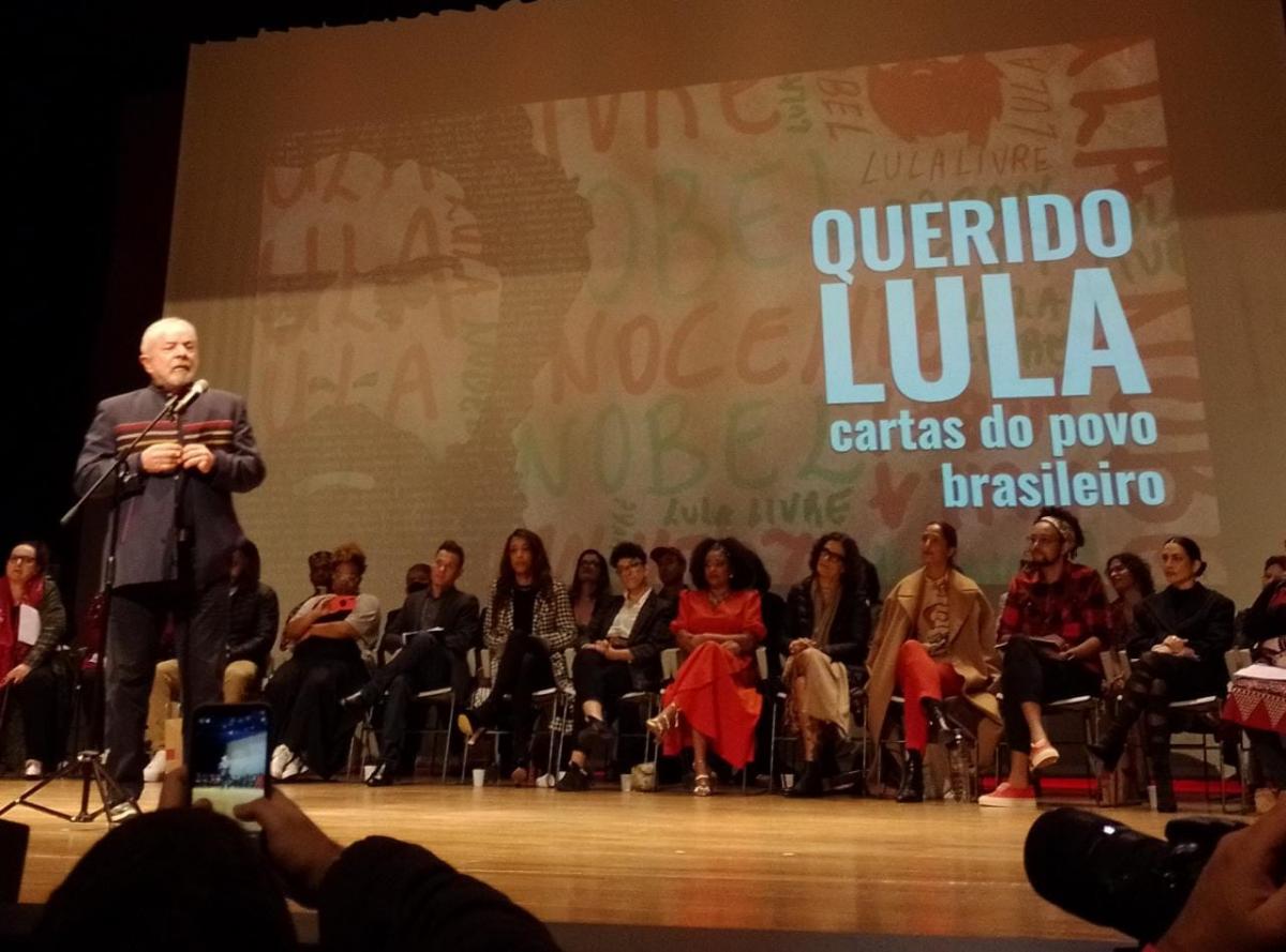 Lula Discursa em Evento 'Querido Lula' com Público Diverso