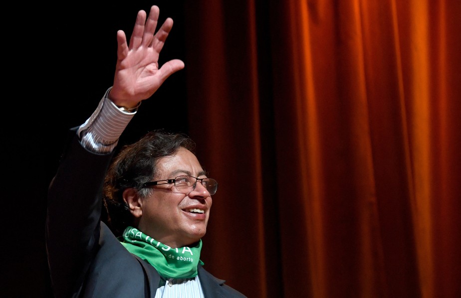 Gustavo Petro acena, lenço verde pela legalização do aborto