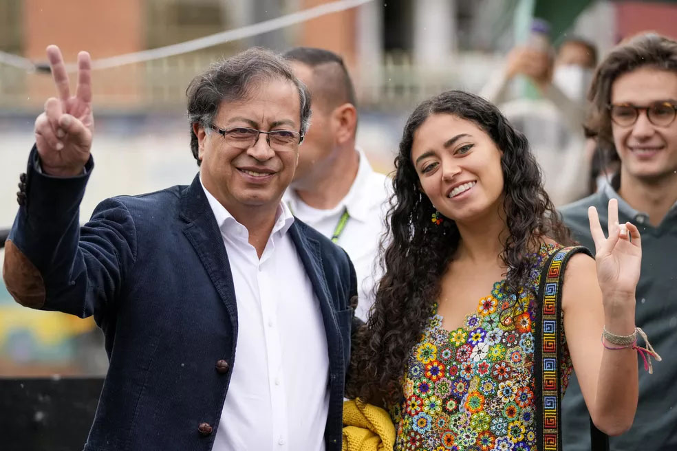 Gustavo Petro e Sofía: Sorrisos e Sinal de Paz