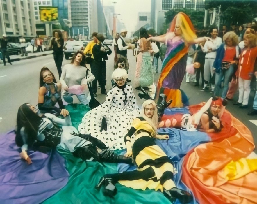 Celebração da Diversidade LGBTQIA+ e Performance Artística Urbana