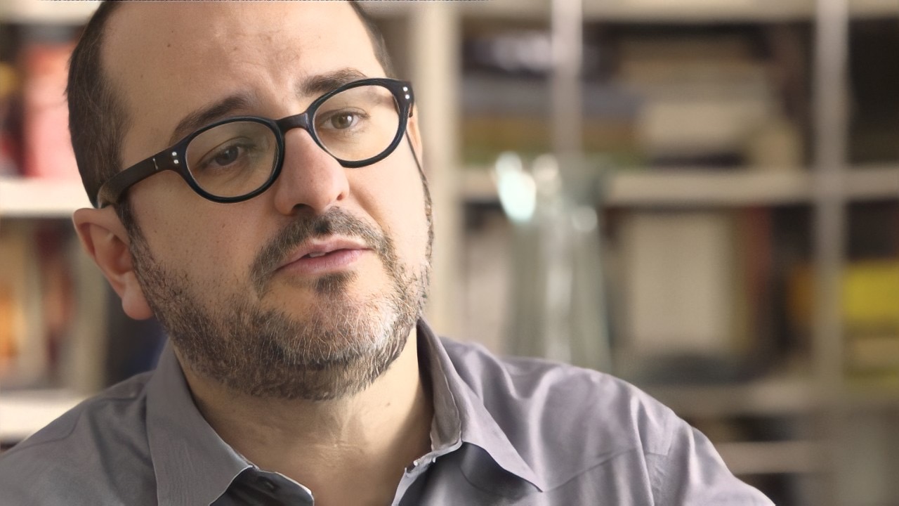 Homem com Óculos e Barba: Rosto de Pensador