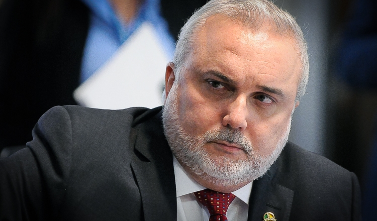 Homem de Terno e Barba Grisalha em Expressão Séria