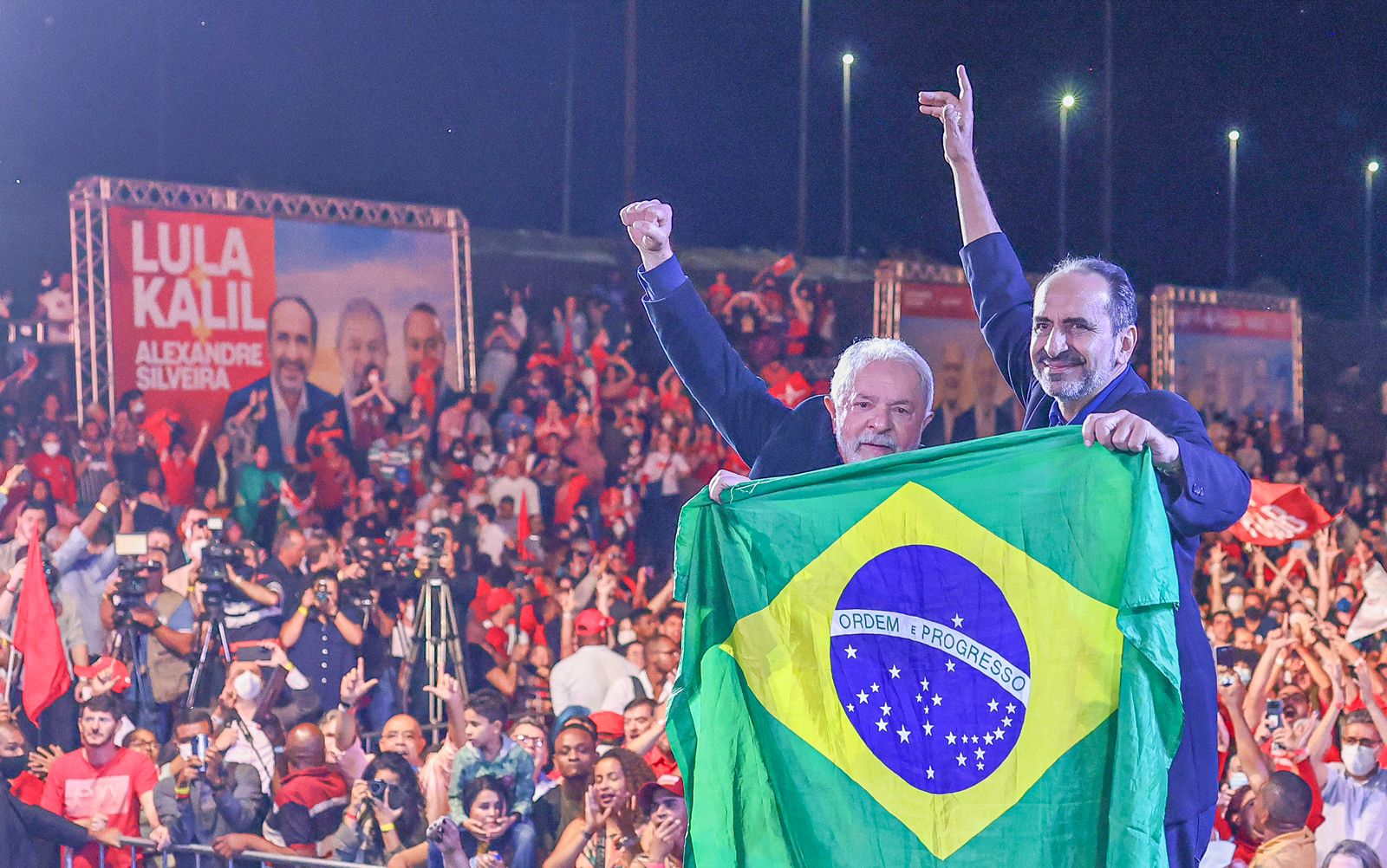 Lula e Kalil em Comício Vibrante com Bandeira do Brasil