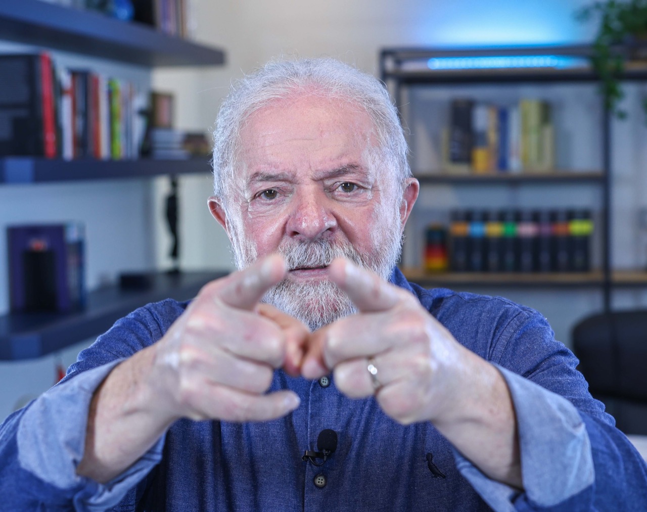 Lula, Olhar Fixo e Gesto Apontando