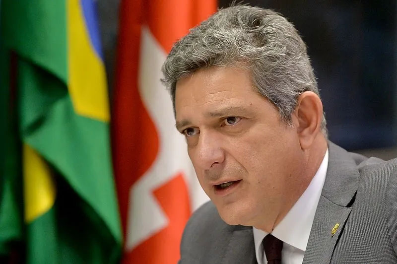 Político Brasileiro em Evento Internacional com Bandeiras