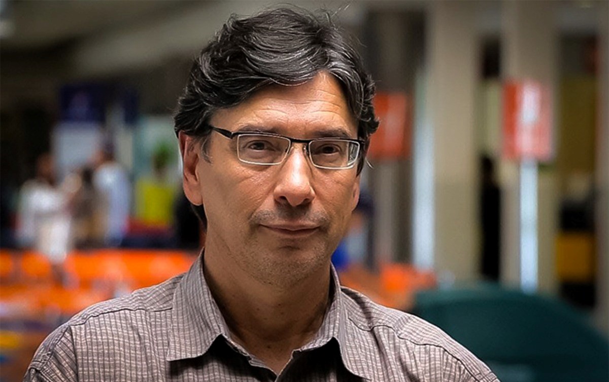 Homem de Óculos, Expressão Séria e Profissional