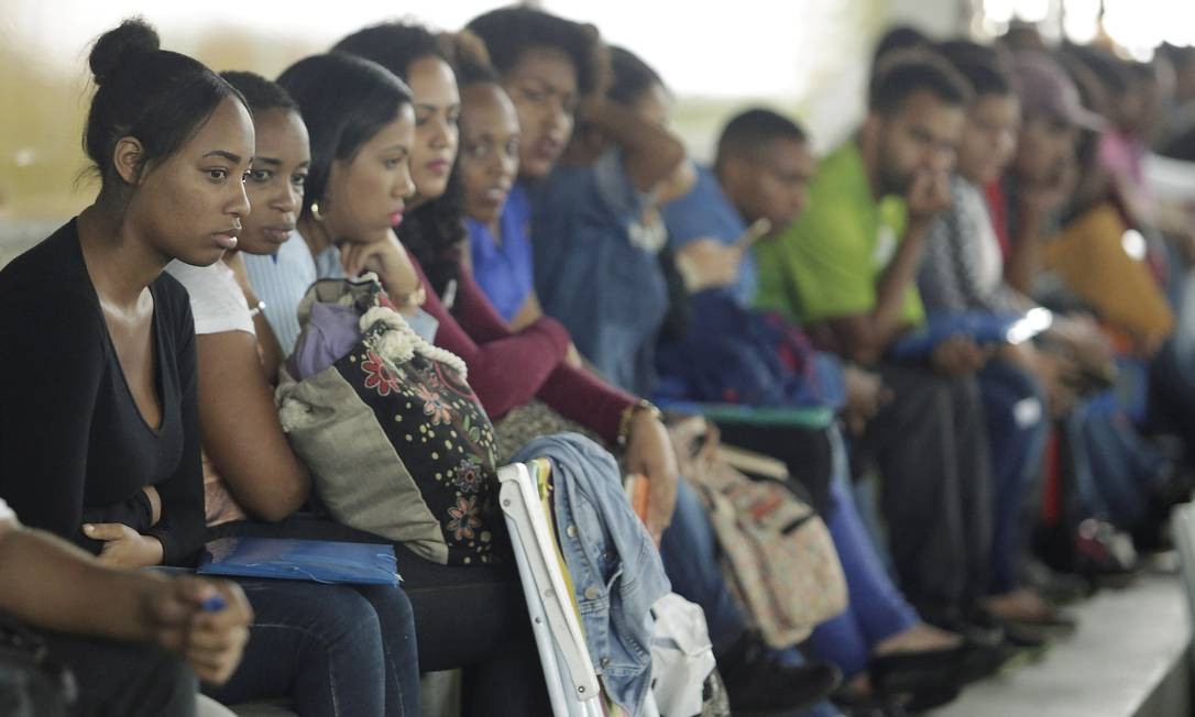 Pessoas diversas em fila de espera