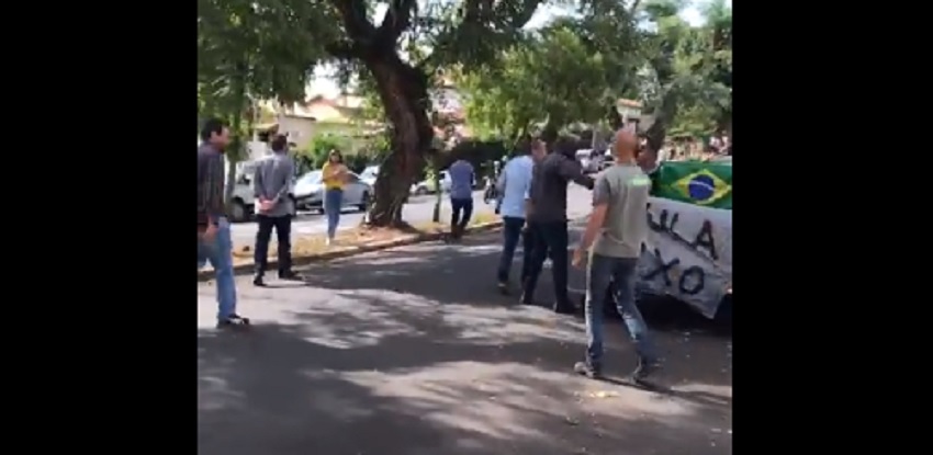 Protesto Anti-Lula com Bandeira do Brasil na Rua