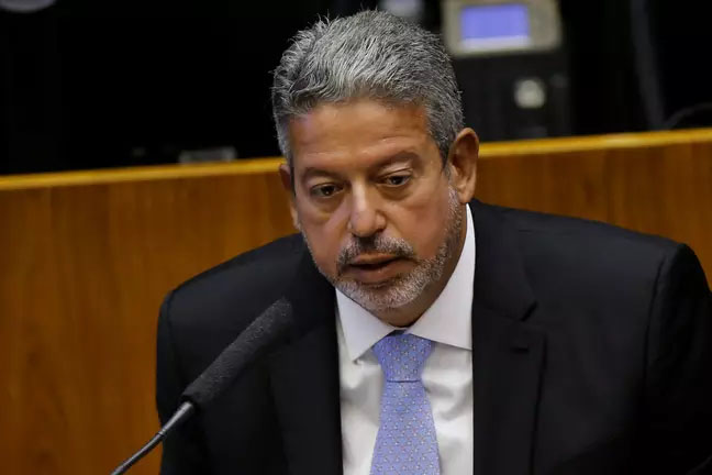 Líder Político Discursando: Compromisso e Seriedade no Debate