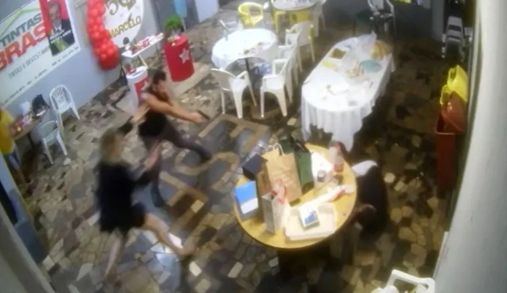 Cena de Conflito Armado e Violência em Evento Público