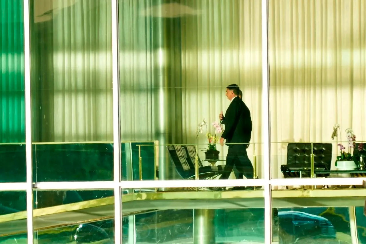 Jair Bolsonaro no Palácio do Planalto: Vidro e Poder