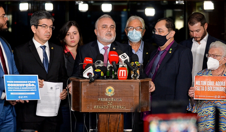 Protesto no Senado: Corrupção, Educação e Pedido de Impeachment
