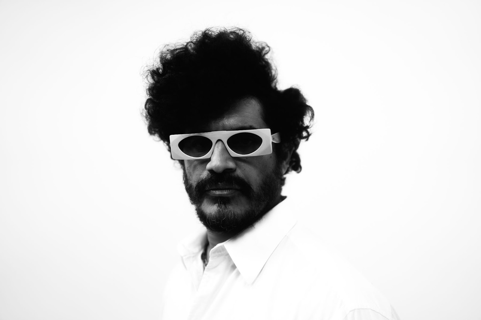 Homem com Óculos Estilosos em Preto e Branco
